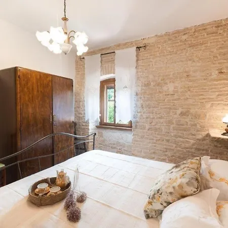 House Luca Nyaraló