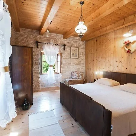 House Luca Nyaraló *