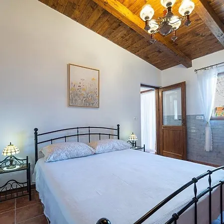 House Luca Nyaraló Barban